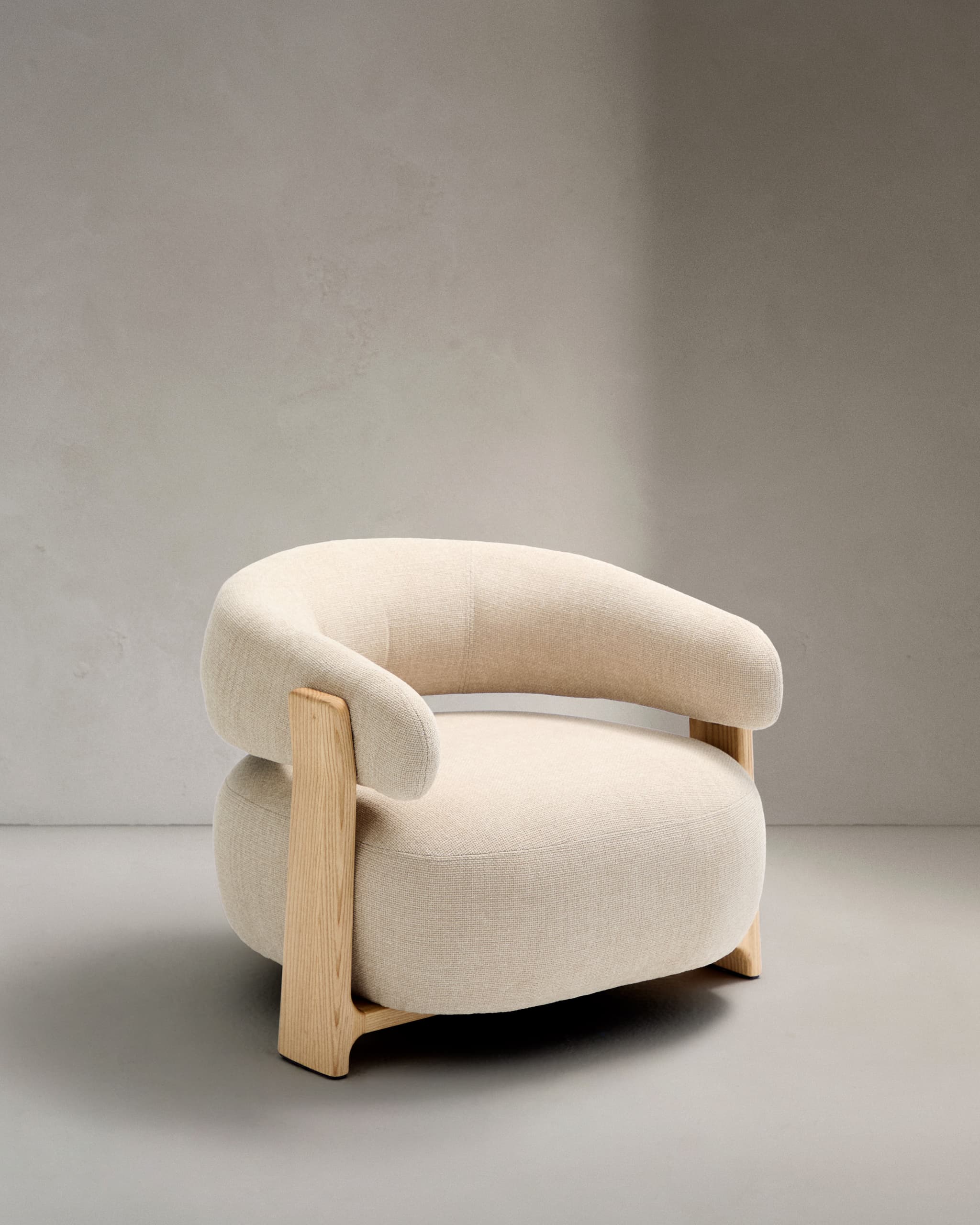 KAVE HOME Granitfåtölj, w. armstöd - beige chenille och naturlig ask
