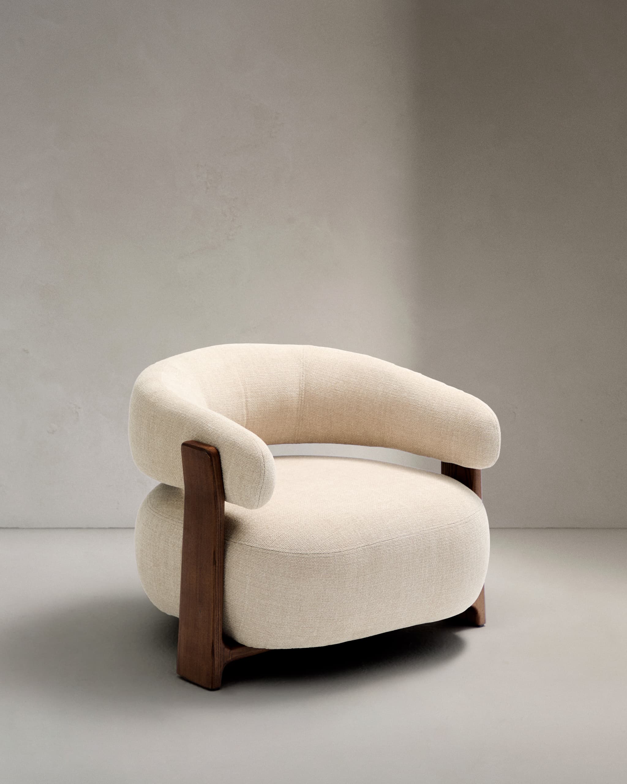 KAVE HOME Granitfåtölj, w. armstöd - beige chenille och valnöt finish ask trä