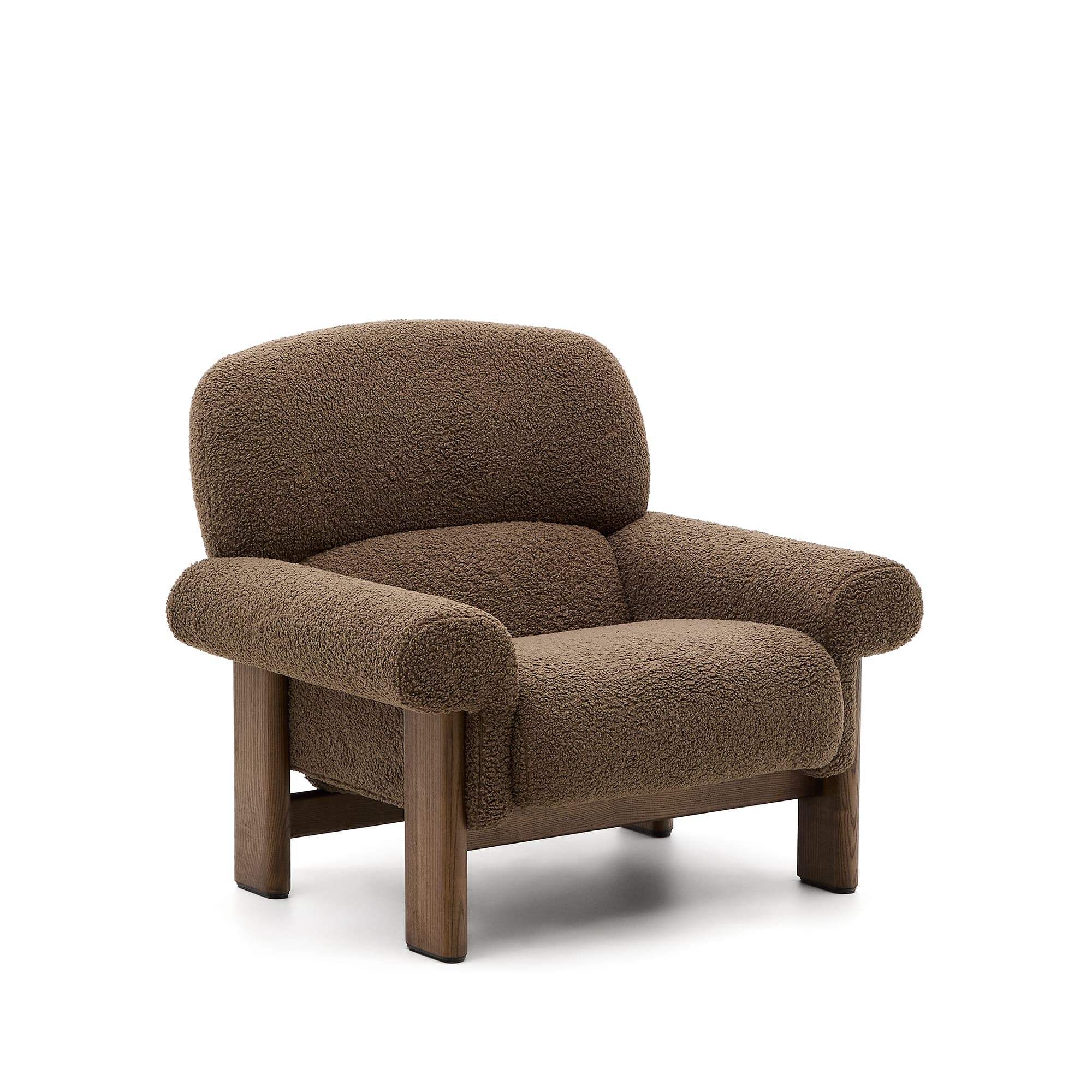 KAVE HOME Nema fåtölj i taupe bouclé med ben i massivt askträ med valnötsfinish FSC 100%