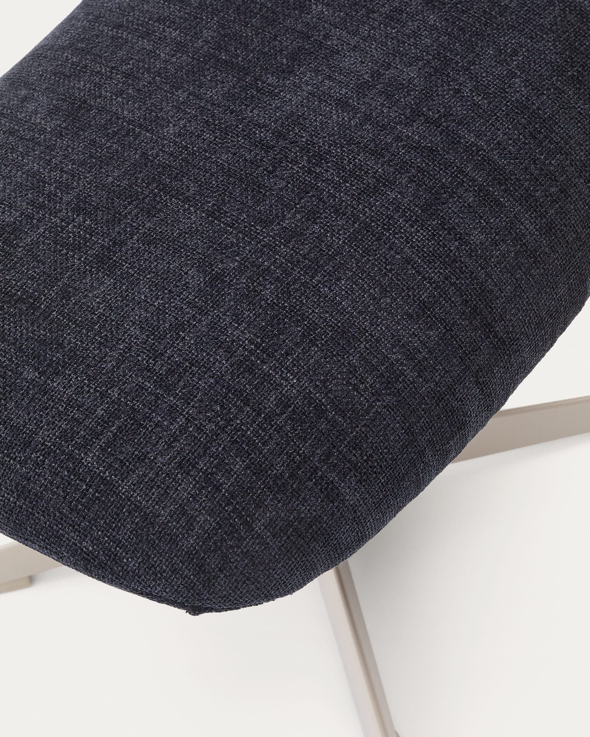 KAVE HOME Teryl blå chenille fotstöd med grålackad metall, FSC 100%.