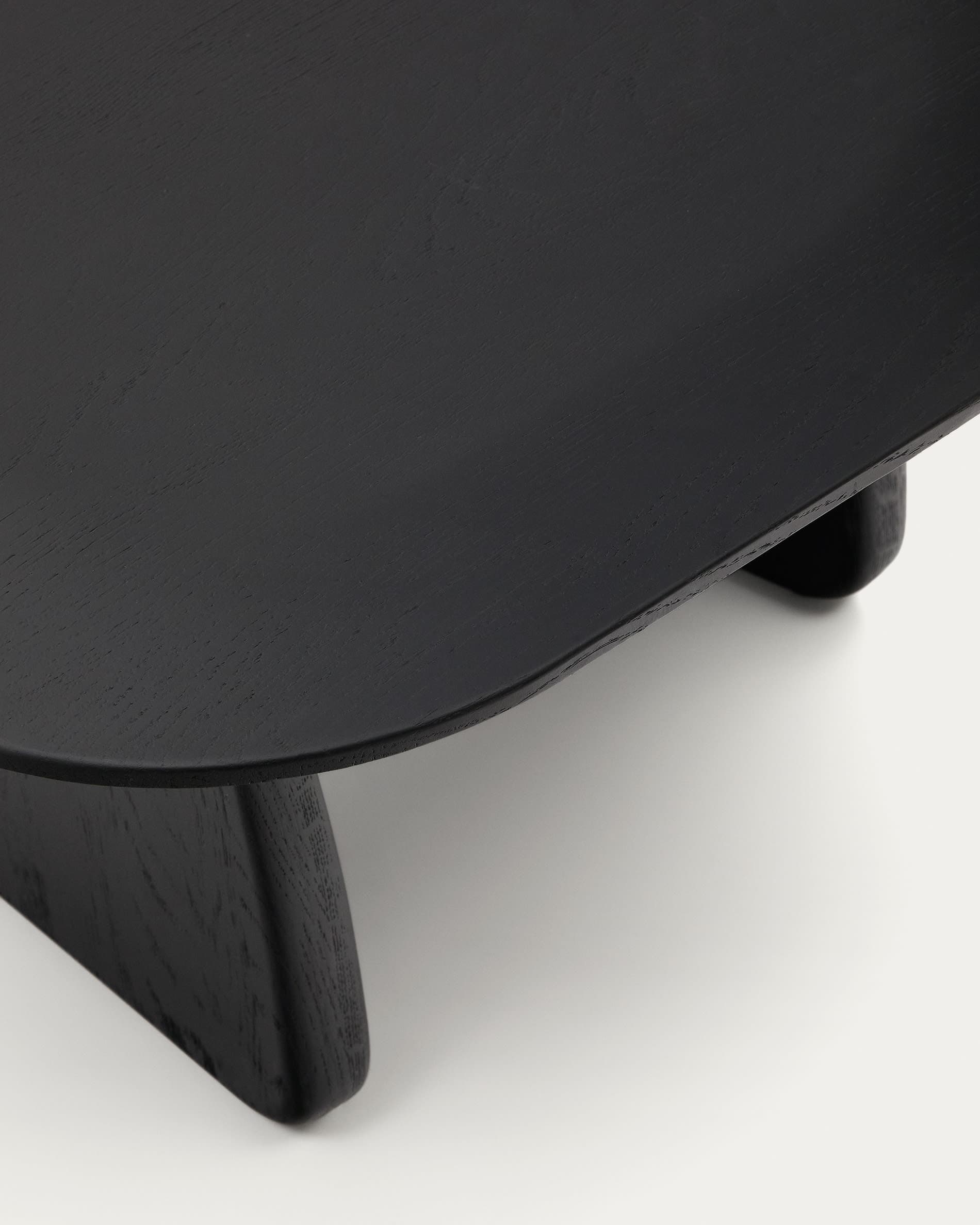 KAVE HOME Pirita sidobord av massiv ek i svart finish, 70,6 x 70 cm FSC 100%.