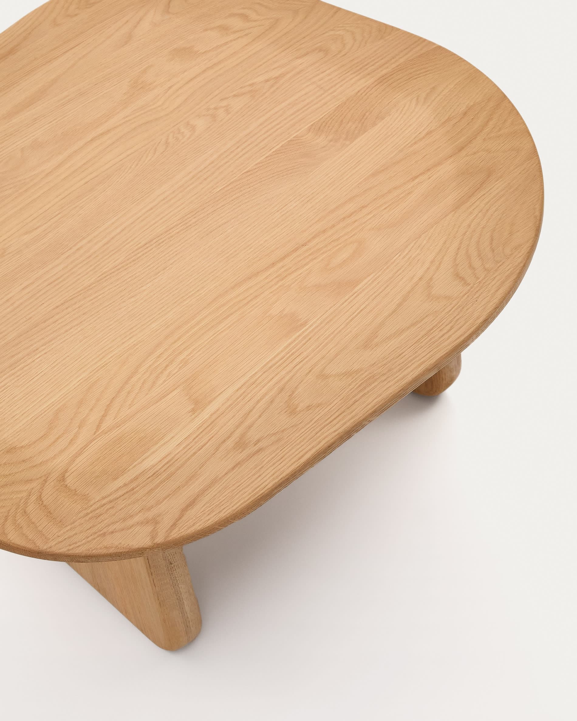 KAVE HOME Pirita sidobord av massiv ek i naturlig finish, 70,6 x 70 cm FSC 100%.