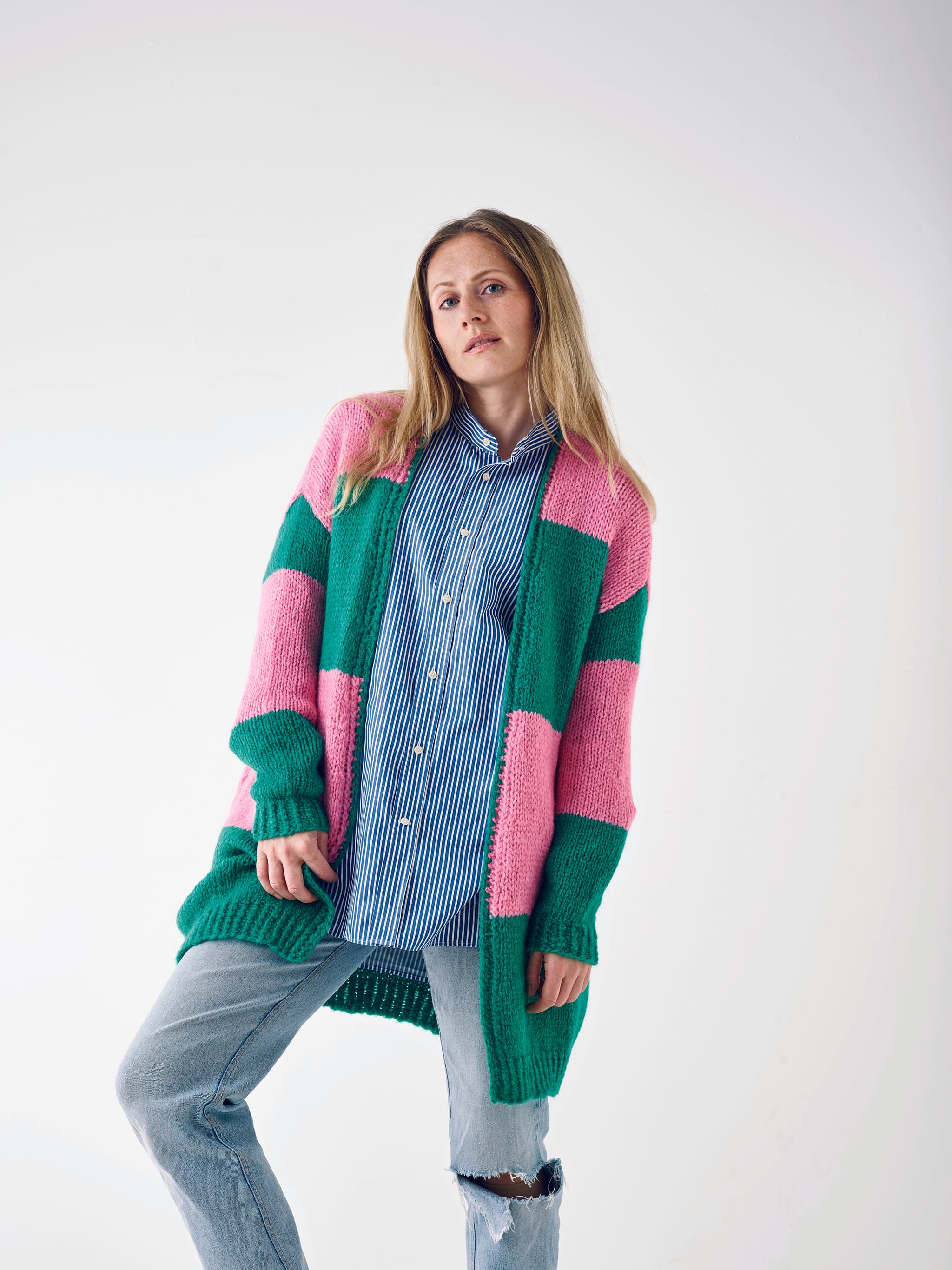 Alice By Permin stickmönster/stickpaket - lång överdimensionerad tröja 896264 Alice By Permin Stickkit - Lång oversized tröja 896264 storlek XL