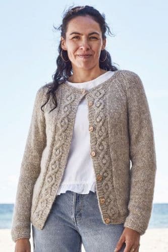 Alice Permin stickmönster/sticksats-RAGLANTRÖJA MED FLÄTAMÖNSTER-896282 896282 - RAGLANTRÖJA MED FLÄTMÖNSTER Sticksats St XL