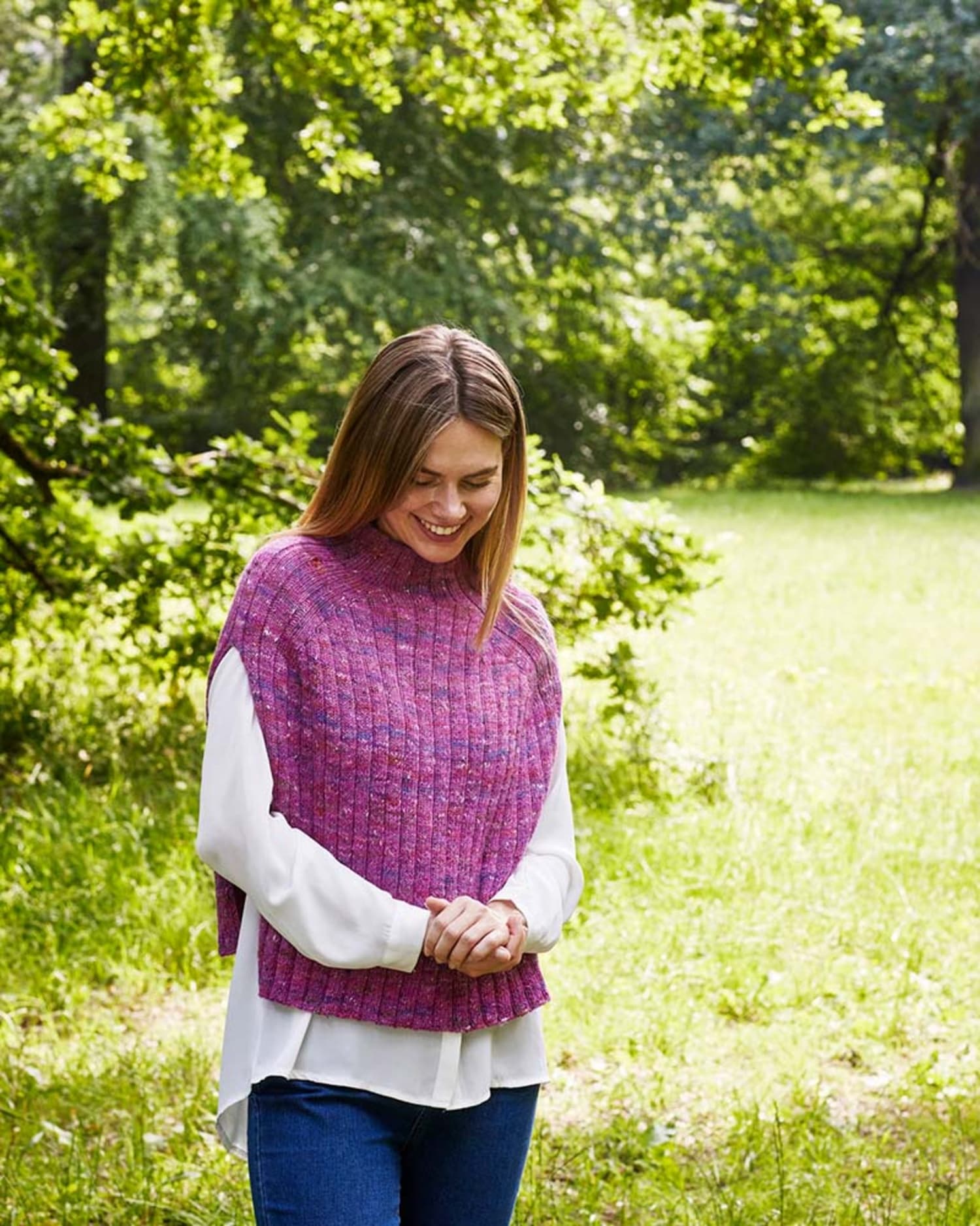 Stickmönster/Stickkit Poncho med sadelaxel Med Kamma Permin - 899536 Stickkit Ponchos med sadelaxel 899536 Str L