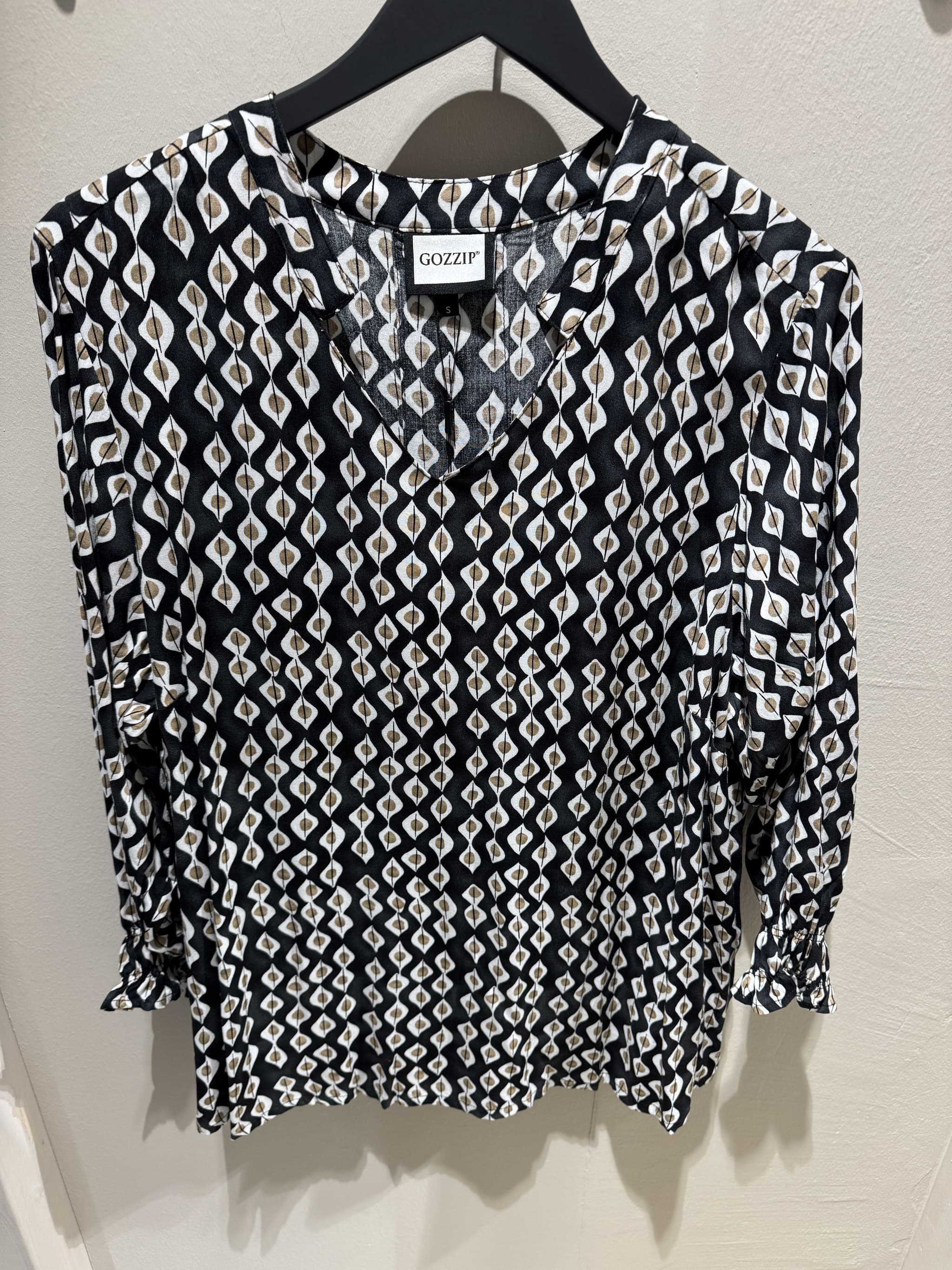 Gozzip GAnnah Blouse - Sort printet bluse G261025 Black