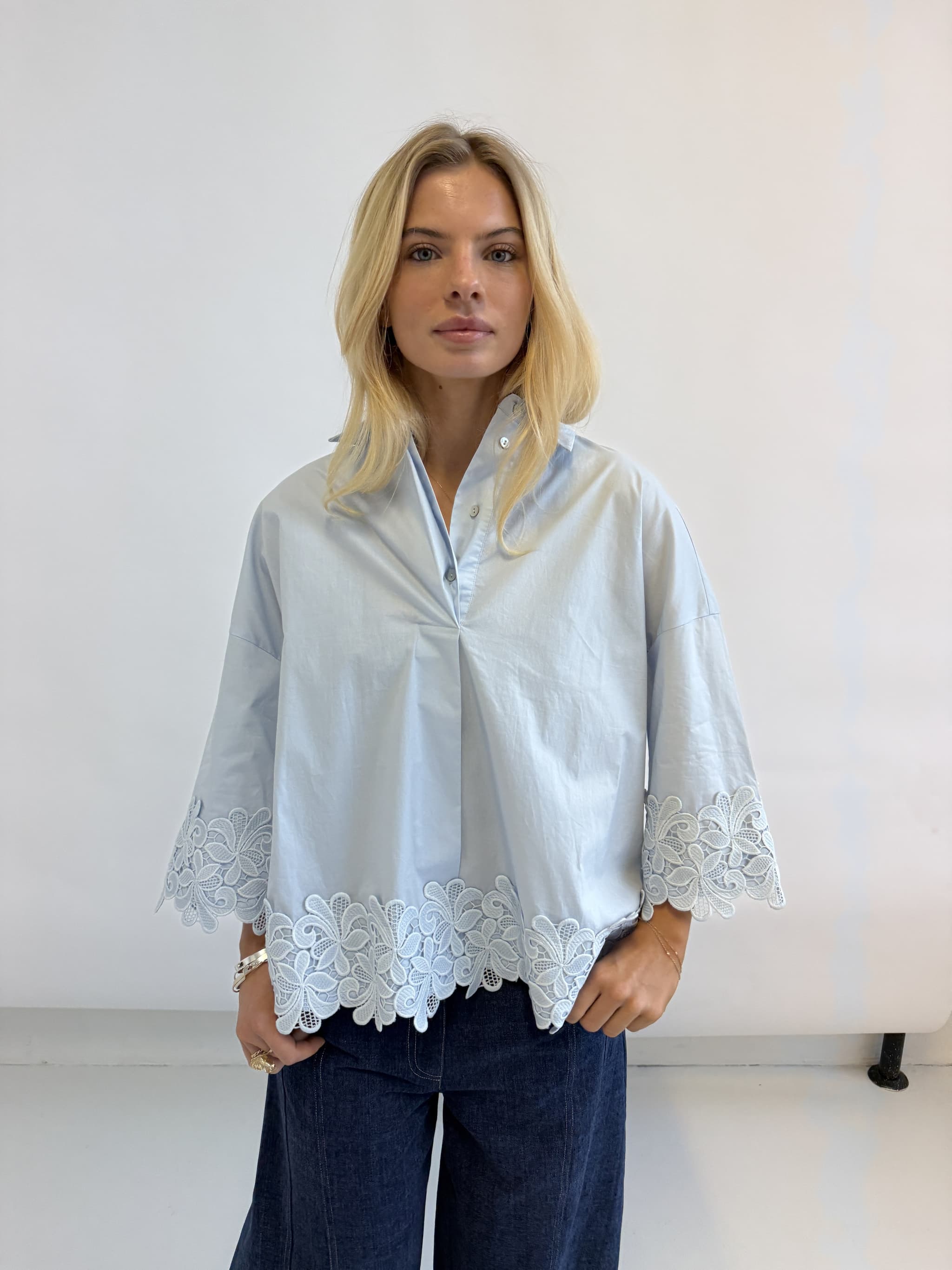 CONTINUE Klara Embrodery - Lyseblå skjorte med blonde 15227 Light Blue