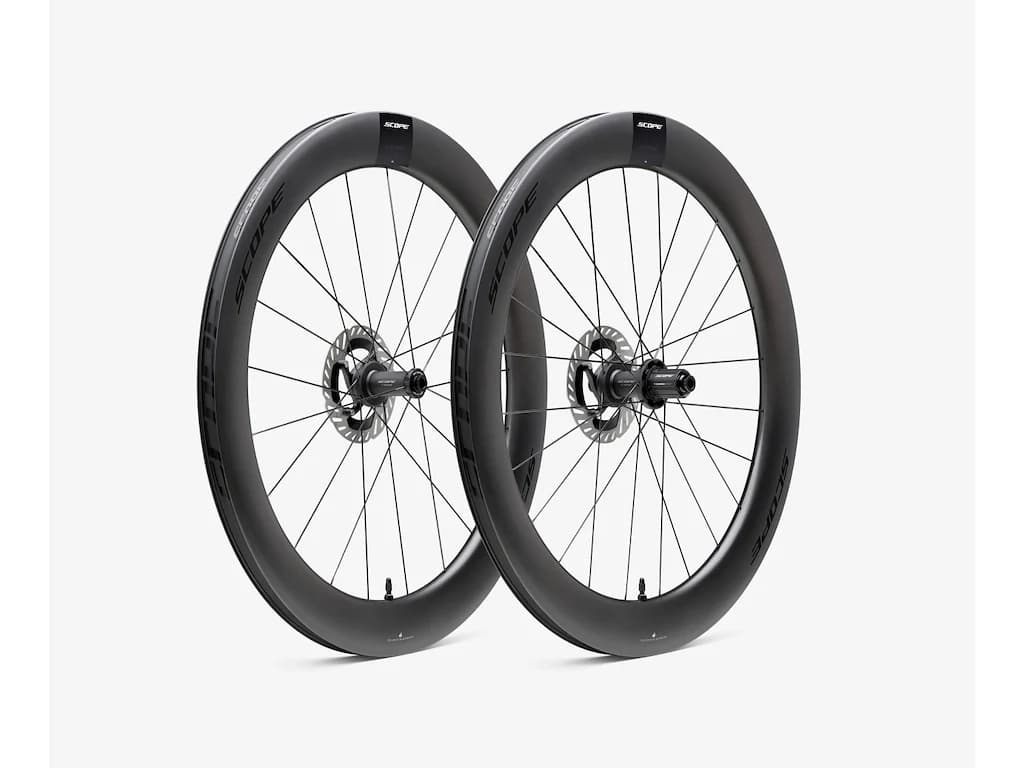 Scope R6 Disc hjulsæt Carbon 700c 65mm fælg og Shimano body - Black decals - 2026
