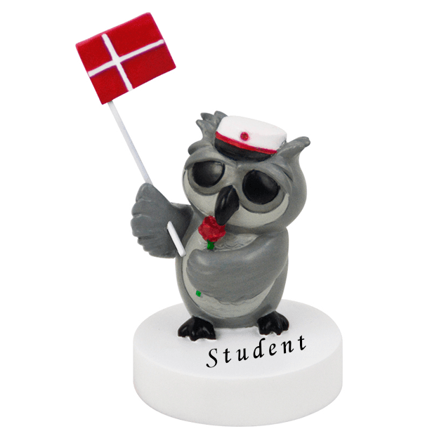 Kids by Friis Ugle med rød rose og rød studenterhue - Studentergaver med gravering