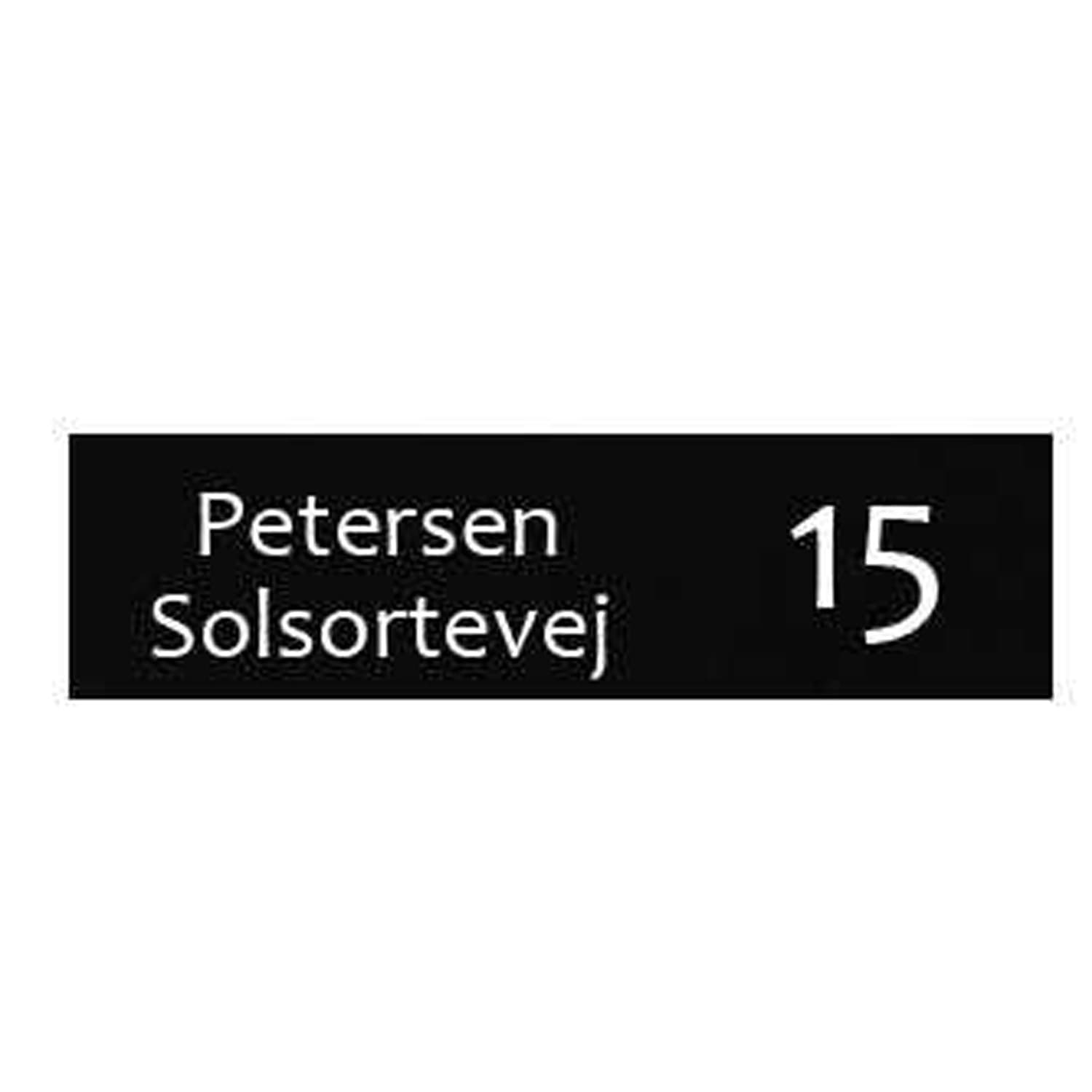 Postkasseskilt 60 x 200 mm Sort med hvid tekst - Navneskilt til postkasse med gravering