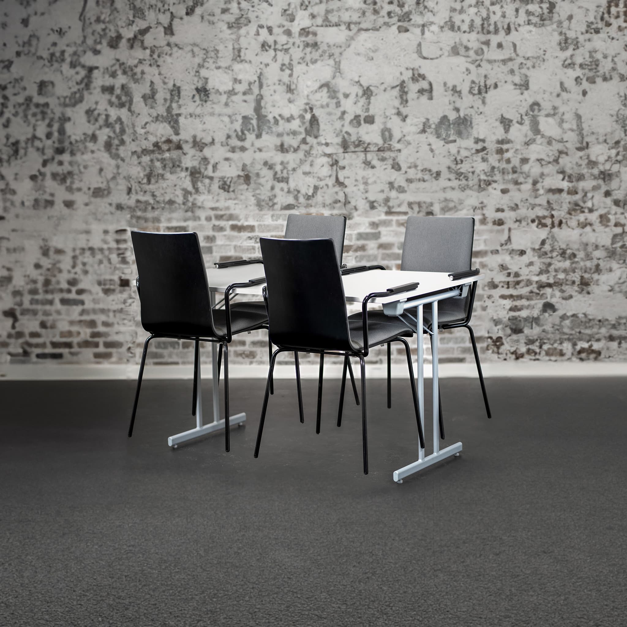 Kantinesæt 1 - Kantinebord og 4 stole med armlæn - Grå-sort