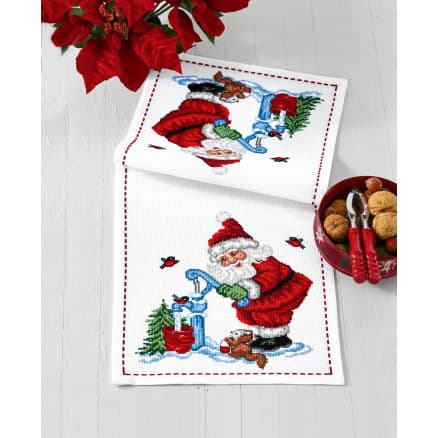 Â Permin Broderikit Julkalender Nisse med brunn 27x64cm