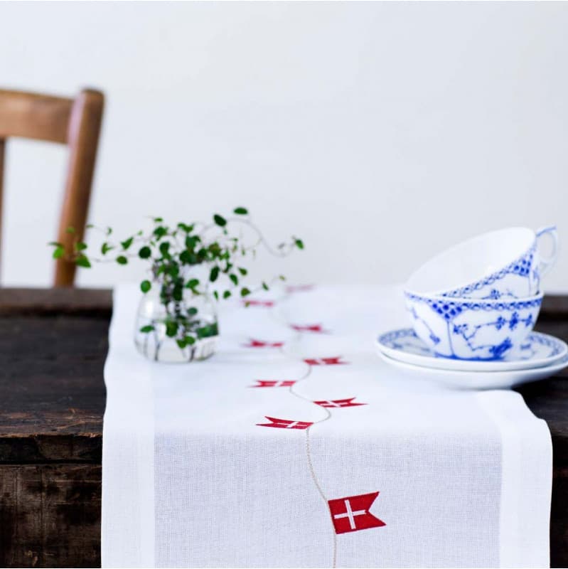 Bordløber med Dannebrogsflag Broderede 30 x 175 cm fra by Brorson