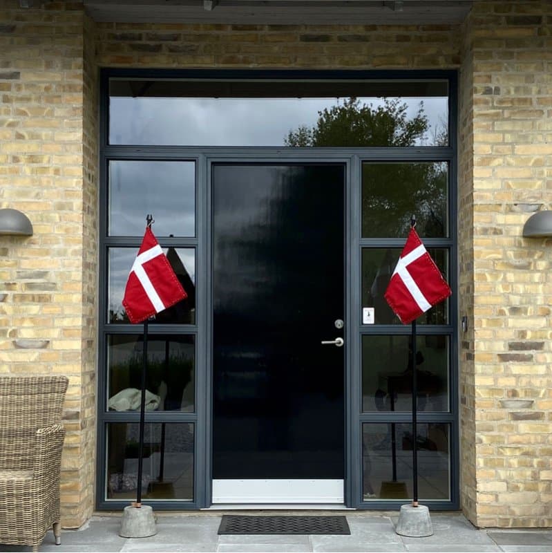 Flagstang med Dannebrog og Betonfod Højde 173 cm fra by Brorson