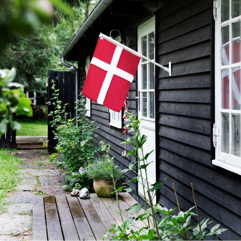 Dannebrog Facadeflag i Plast med Vægbeslag fra by Brorson