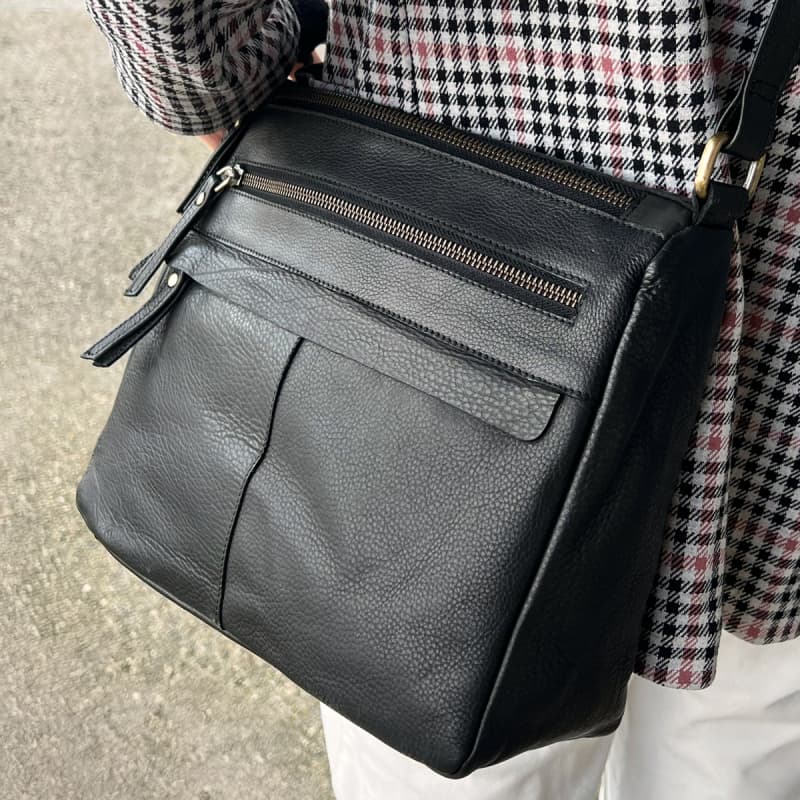 Misha crossbody taske i blød sort kalveskind - Dame - Treats