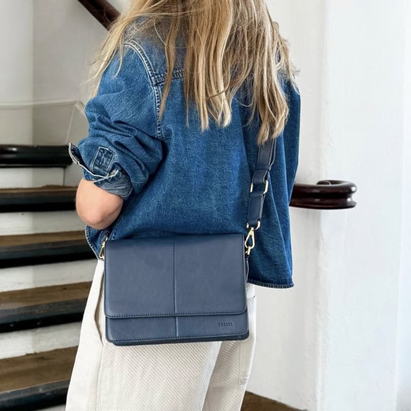 Carrie crossbody taske m.klap - Navy blå skind - Dame - Treats