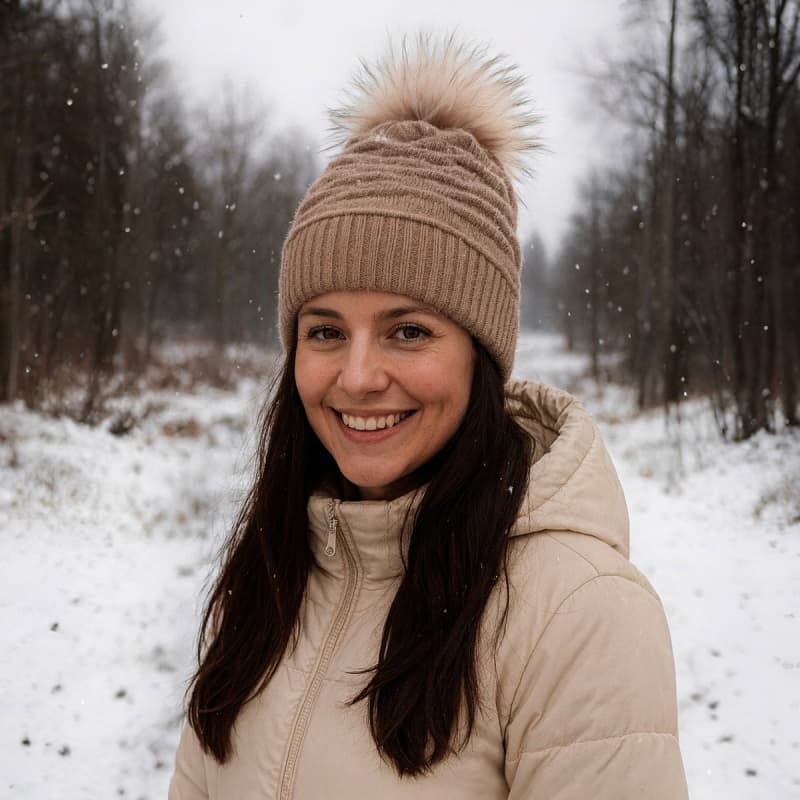 Strikhue med pelskvast - Taupe - Dame - Cashmere, Angora, og uld