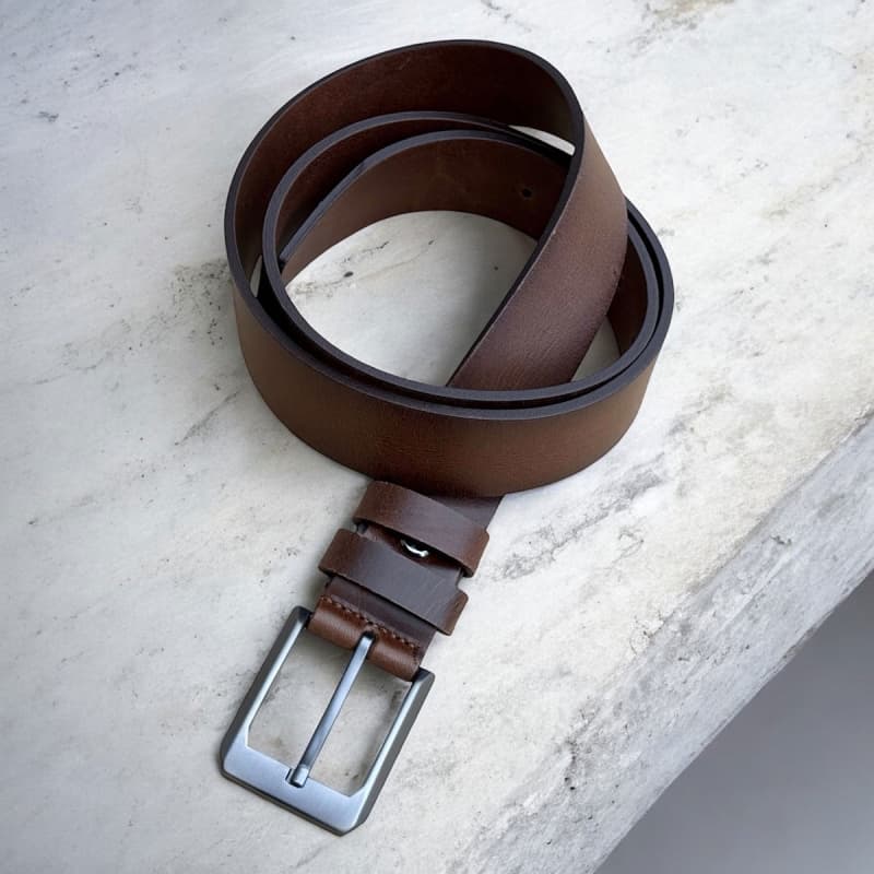 Lyon læderbælte - Enkelt design - Mørk cognac kernelæder - Freja skind Liv 110 cm