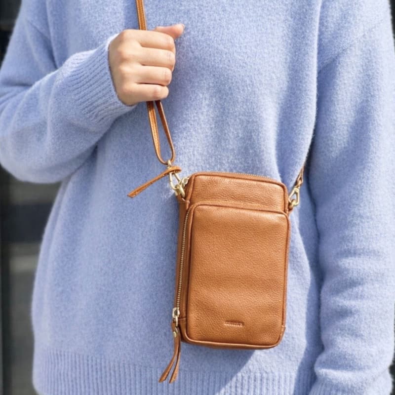 Gaia mobiltaske til stor mobil, kort mm - Blød cognac kalveskind - Treats
