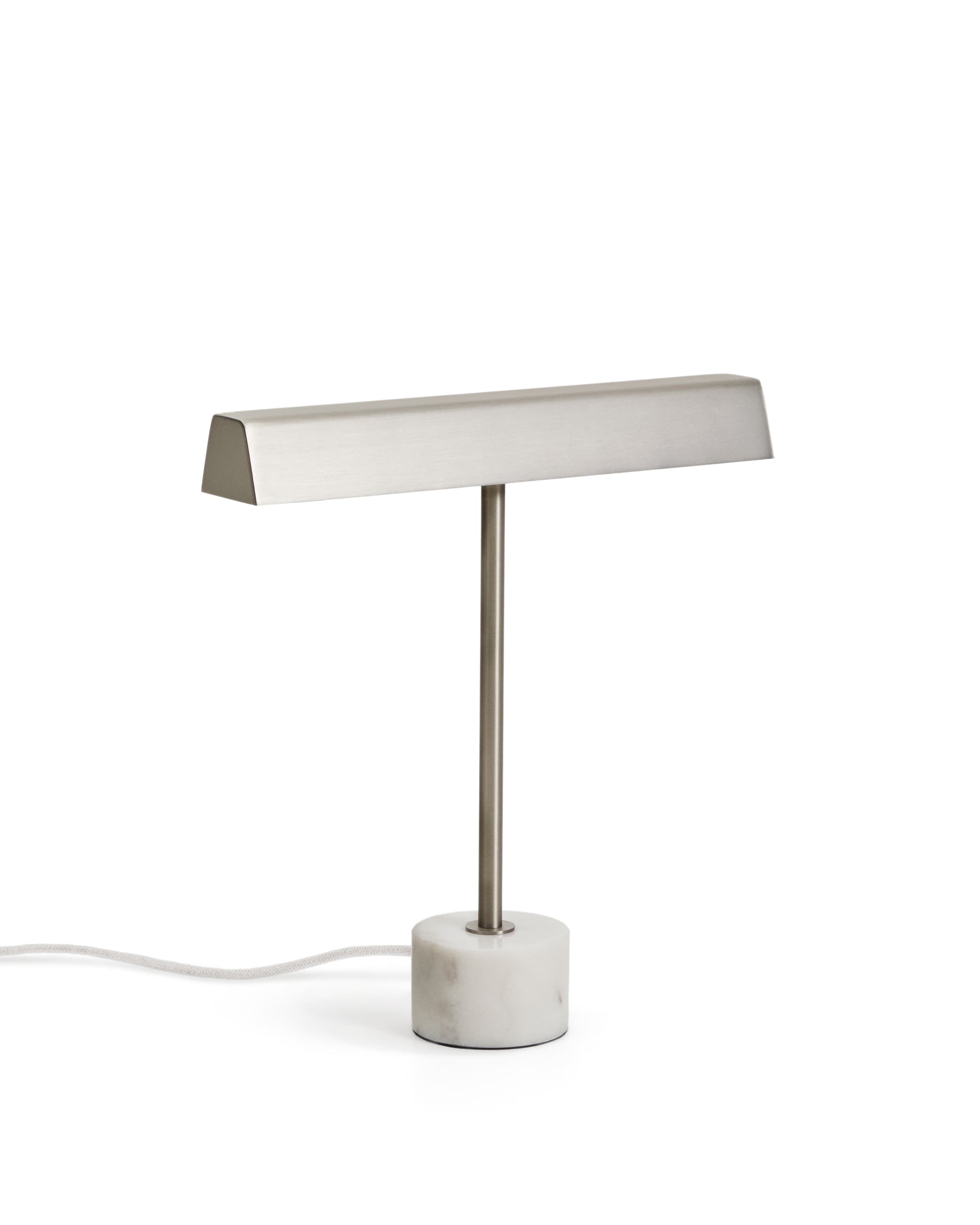 KAVE HOME Lynor bordslampa - borstad metall och vit marmor