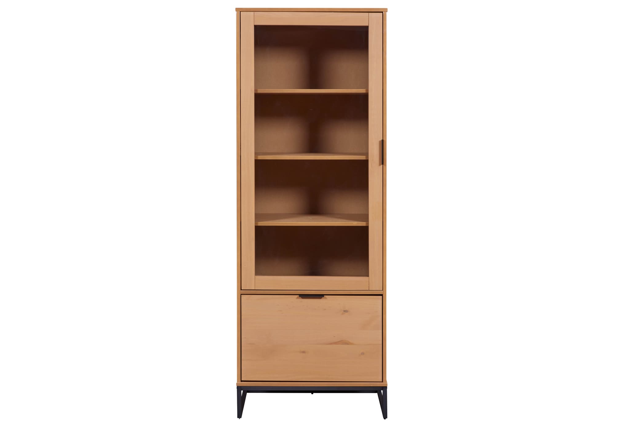 NORDIC LIVING COLLECTION Modernt väggskåp i massiv furu, lackerat i Oak Colori. Stabil bas tack vare svart metallram, högkvalitativa svarta metallhandtag, gott om förvaringsutrymme med en låda. Tre hyllplan och en dörr med glasinsats.