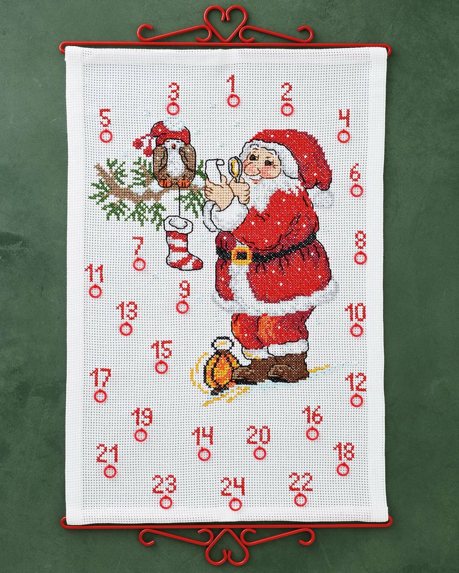 Paketkalender broderikit Jultomte med förstoringsglas Permin - 34-4217