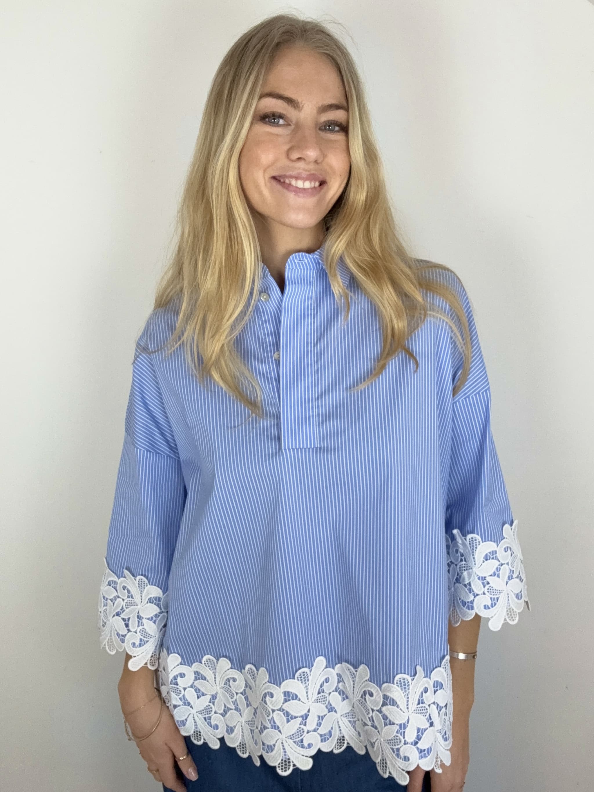 CONTINUE Klara Stripe Embrodery - Lyseblå stribet skjorte med blonde 15214 Blue Stripe