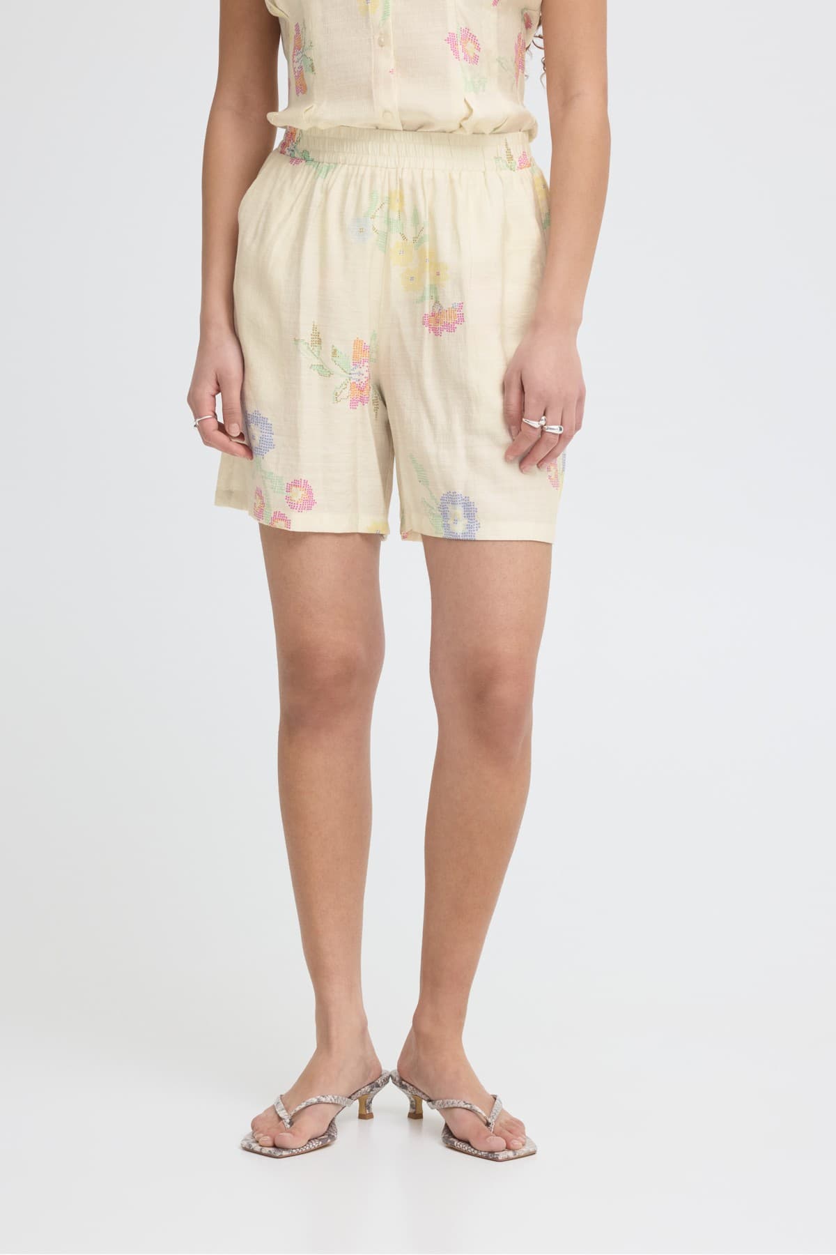 ICHI IHGINNI SHO - Beige printet shorts 20125970 Cross Stitch Flowers
