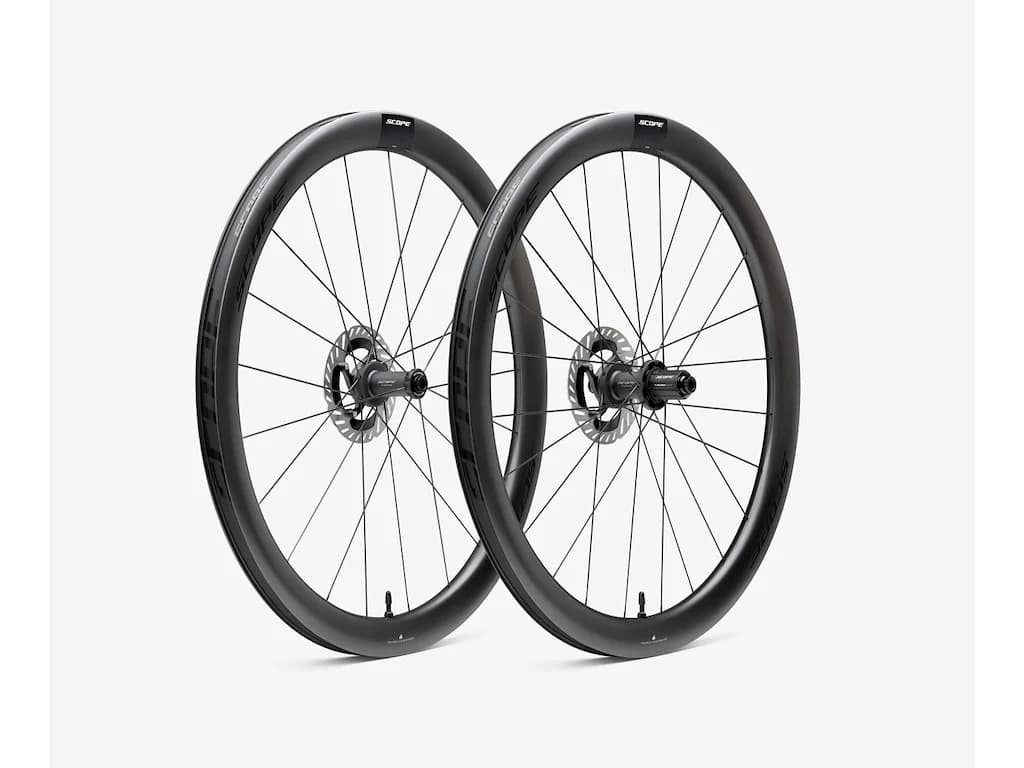 Scope R4.A Disc hjulsæt Carbon 700c 45mm fælg og Shimano body - Black decals - 2026