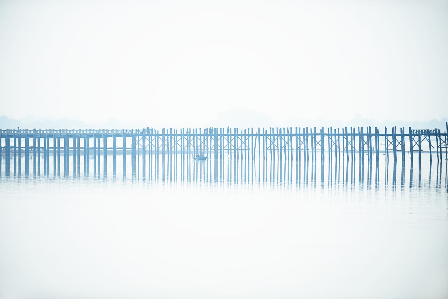 U Bein Bridge in the fog av Julie Aucoin